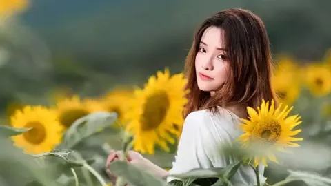 路人合力抬车救被压男孩